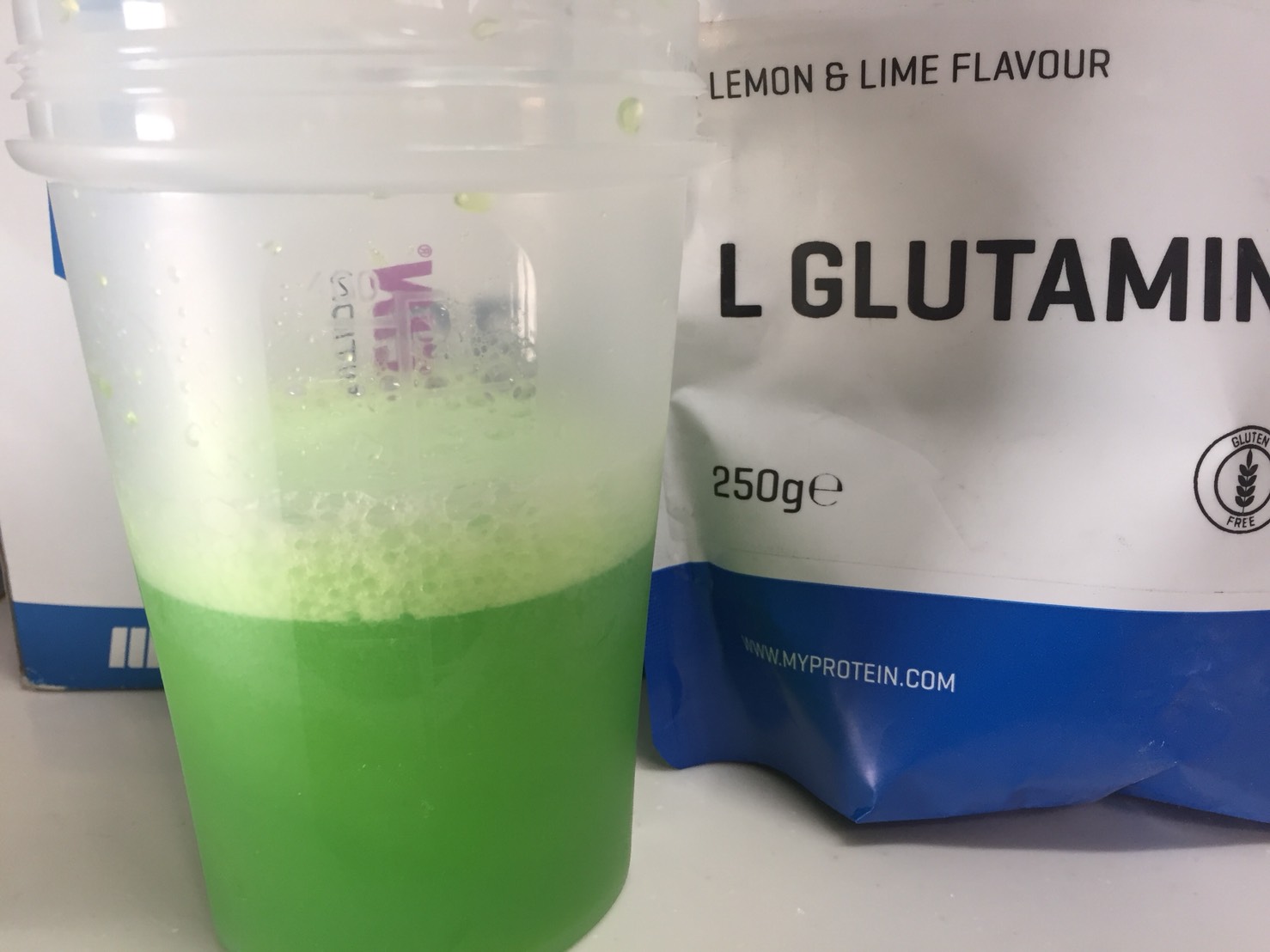 L-グルタミン「LEMON&LIME FLAVOUR(レモン&ライム味)」を横から撮影した様子