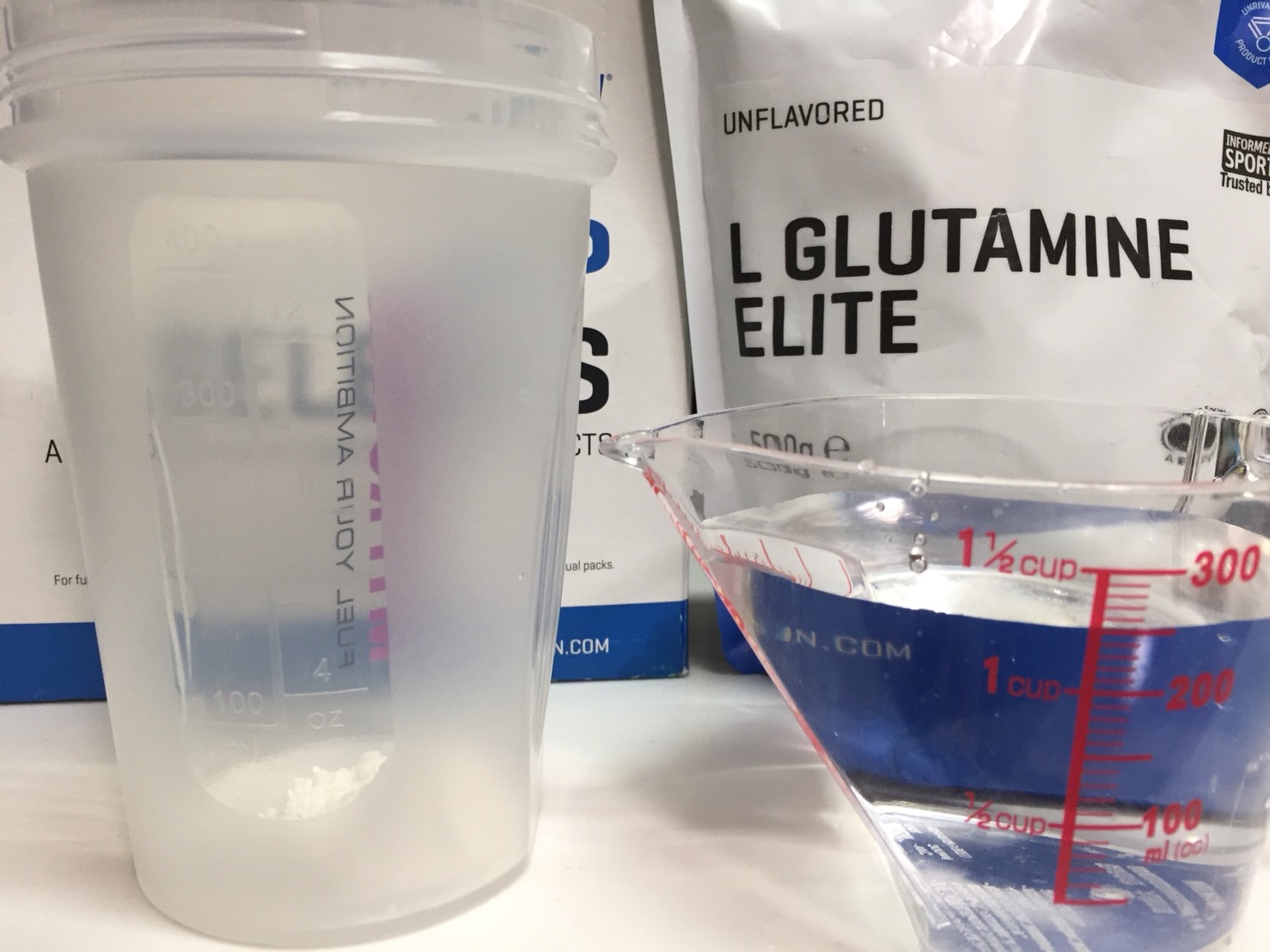 マイプロテイン「L-GLUTAMINE ELITE(グルタミンエリート)」を250mlの水に溶かします。