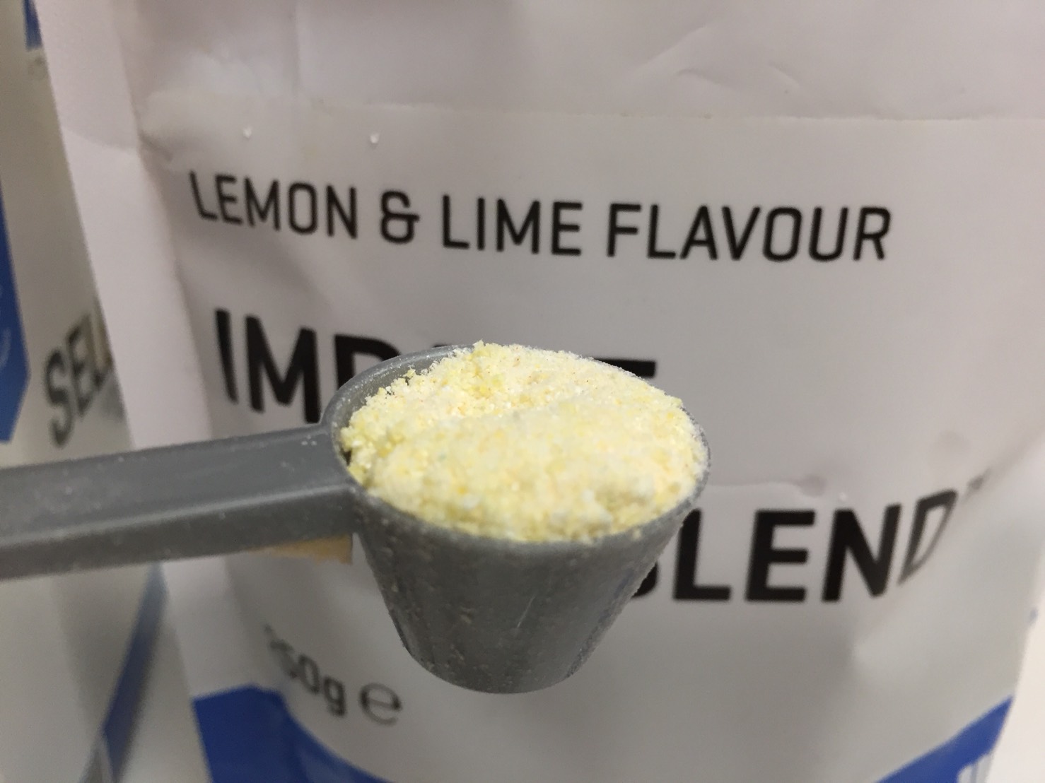 IMPACTパンプブレンド「LEMON & LIME FLAVOUR（レモン＆ライム味）」のスプーン一杯の様子