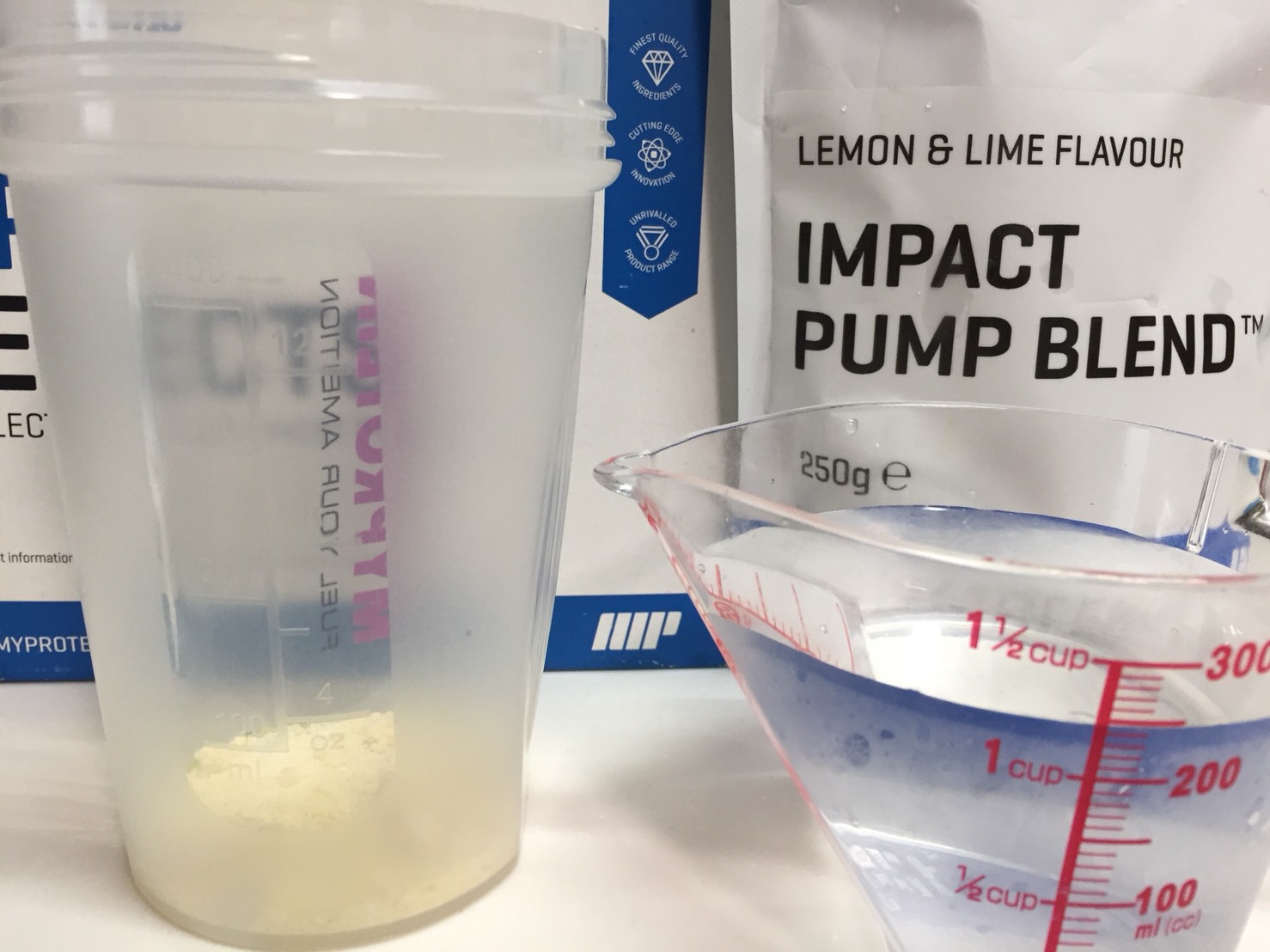 IMPACTパンプブレンド「LEMON & LIME FLAVOUR(レモン&ライム味)」を250mlの水に溶かします