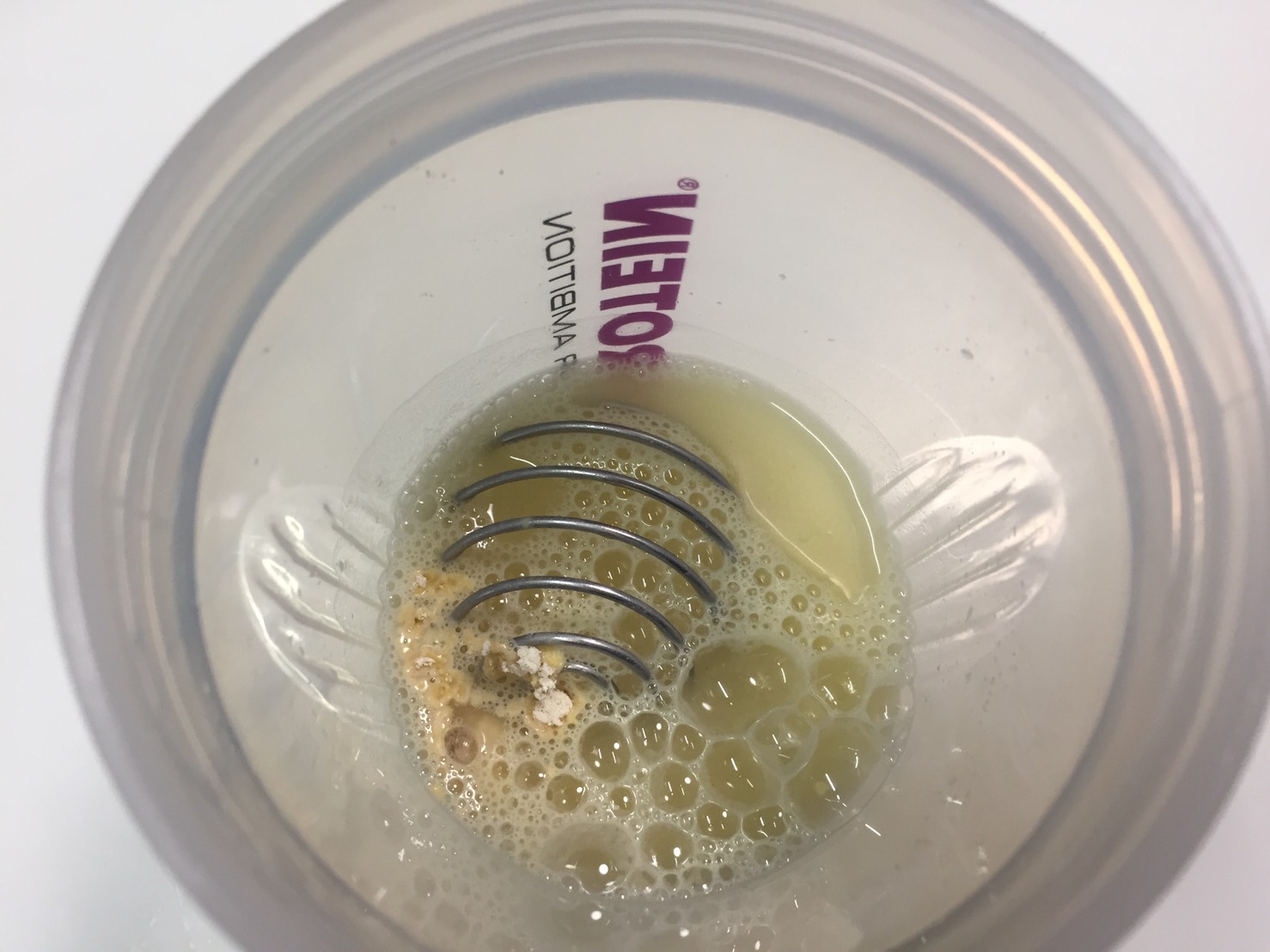 INSTANT OATS(インスタントオーツ)「BANANA FLAVOUR(バナナ味)」に水を注いだ直後の様子