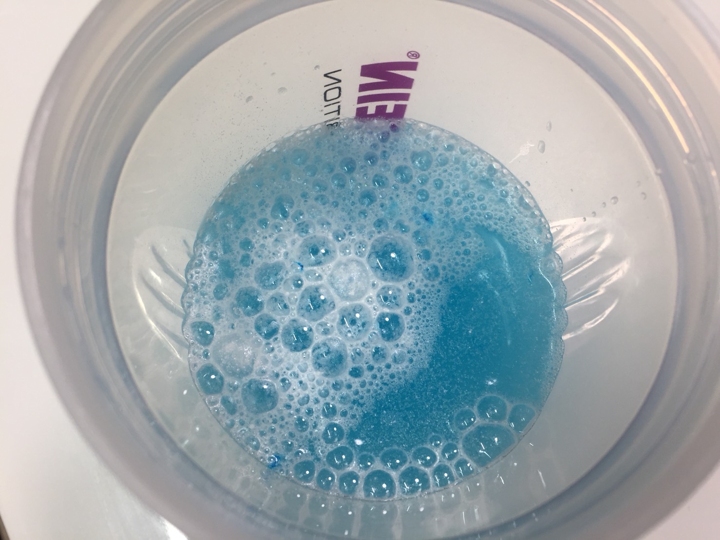 MYPRE（マイプレ）「Blue Raspberry Flavour（ブルーラズベリー味）」に水を注いだ直後の様子