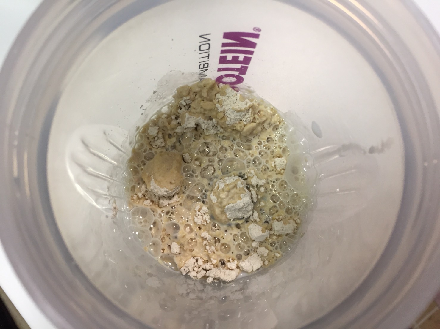 INSTANT OATS(インスタントオーツ)「BANANA FLAVOUR(バナナ味)」に牛乳を注いだ様子