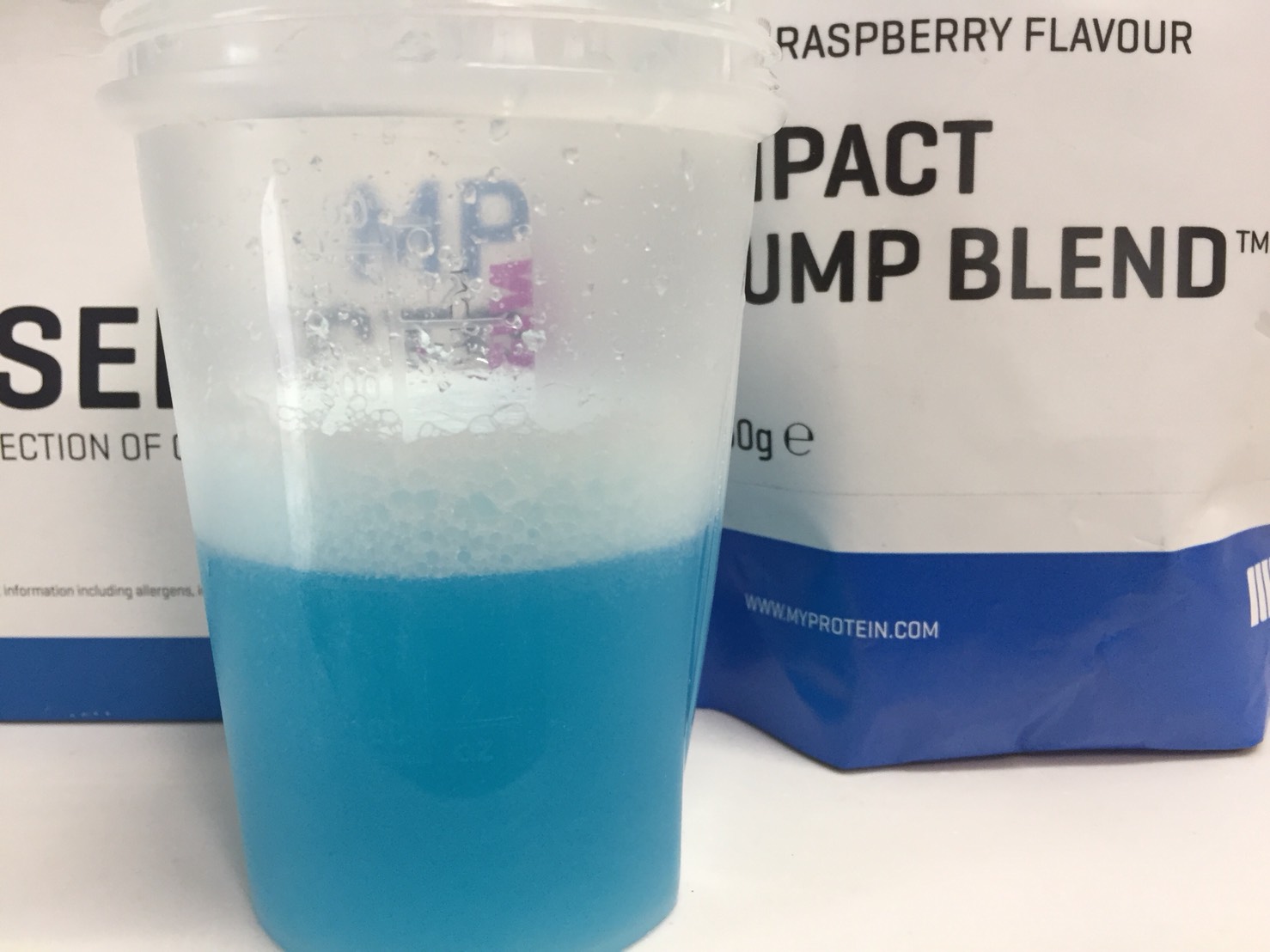 IMPACTパンプブレンド「BLUE RASPBERRY FLAVOUR（ブルーラズベリー味）」を横から撮影した様子がこちら。