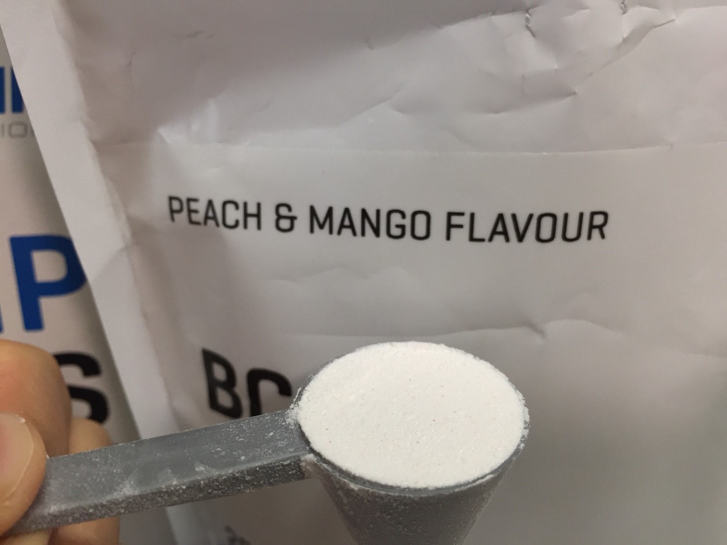 BCAA「ピーチ＆マンゴー味（PEACH & MANGO FLAVOUR）」のスプーン摺り切り一杯の様子