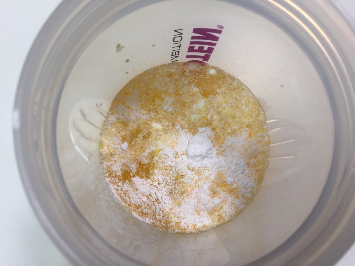 BCAA「ピーチ&マンゴー味(PEACH & MANGO FLAVOUR)」に水を注いだ直後の様子