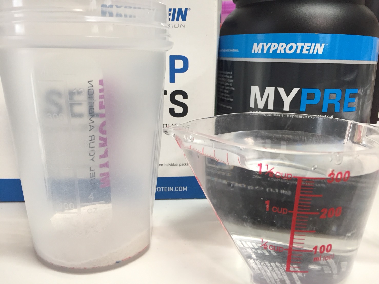 MYPRE(マイプレ)「Raspberry Lemonade Flavour(ラズベリーレモネード味)」を300mlの水に溶かします