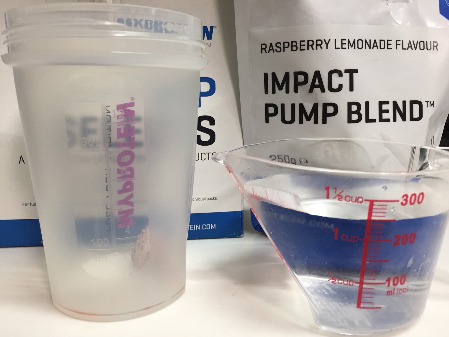 IMPACTパンプブレンド「RASPBERRY LEMONADE FLAVOUR(ラズベリーレモネード味)」を250mlの水に溶かしていきます。