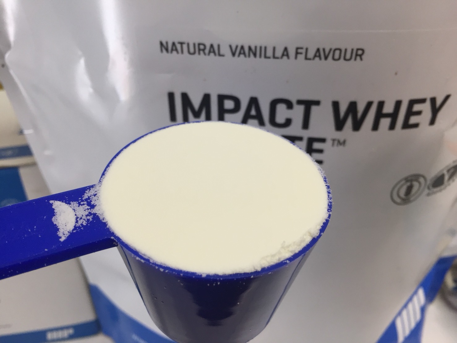 【WPI】Impactホエイアイソレート「NATURAL VANILLA FLAVOUR(ナチュラルバニラ味)」のスプーン摺り切り一杯の様子