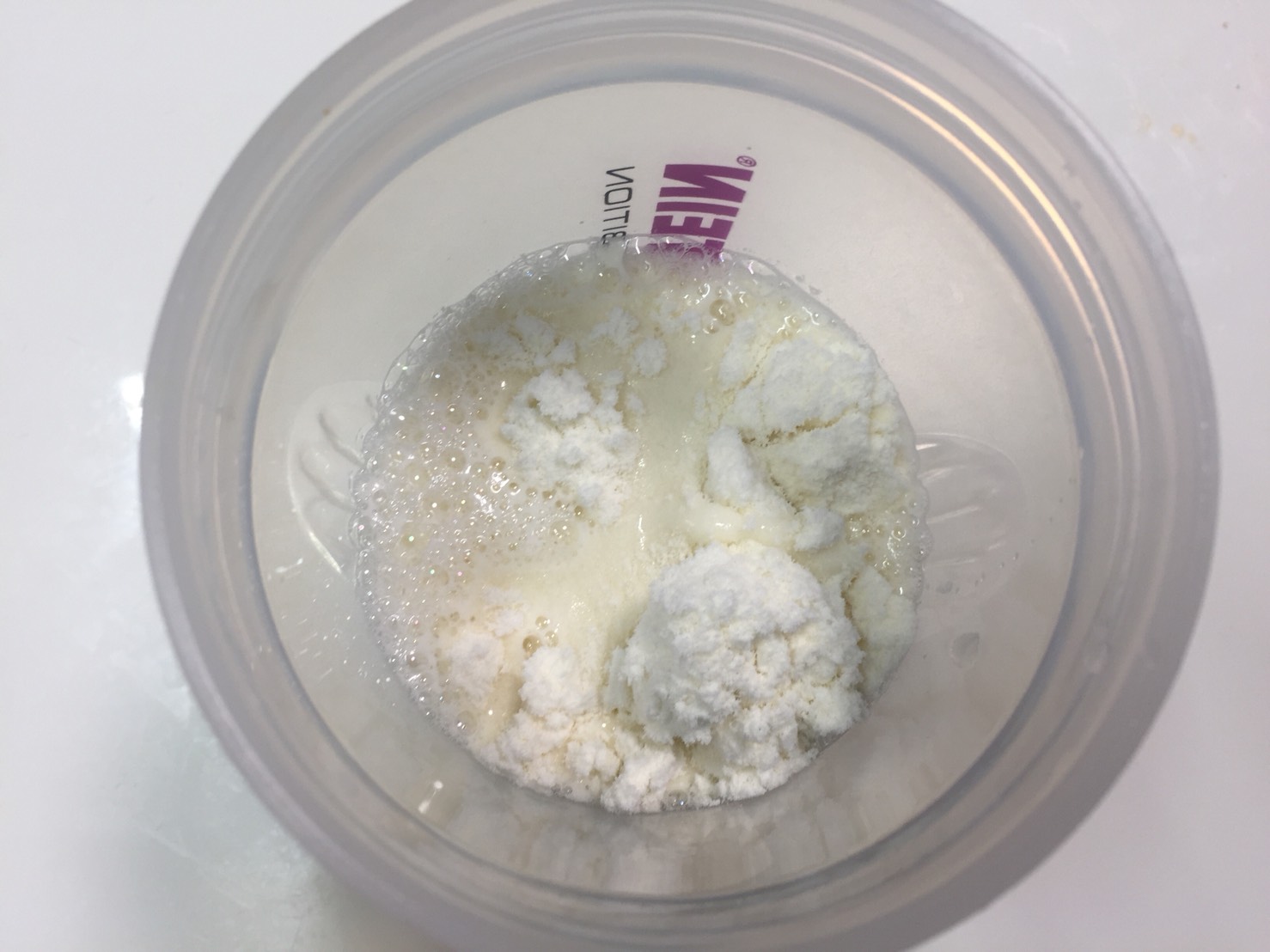 【WPI】Impactホエイアイソレート「NATURAL VANILLA FLAVOUR(ナチュラルバニラ味)」に水を注いだ直後の様子