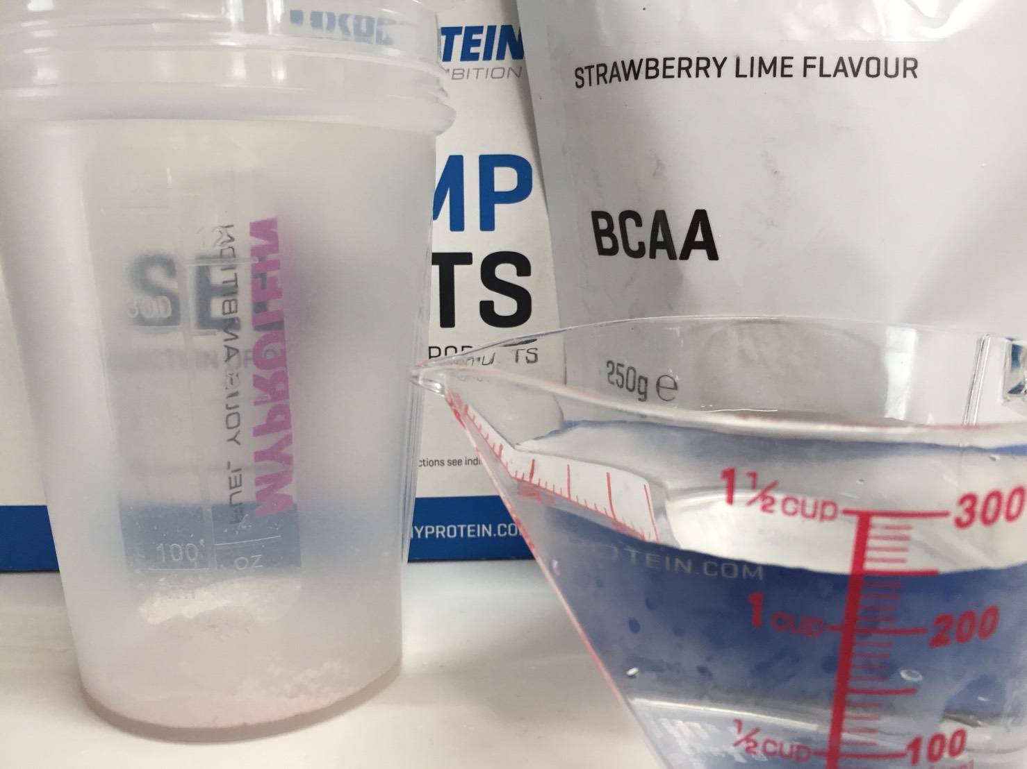BCAA「ストロベリーライム味(STRAWBERRY LIME FLAVOUR)」を250mlの水に溶かします。