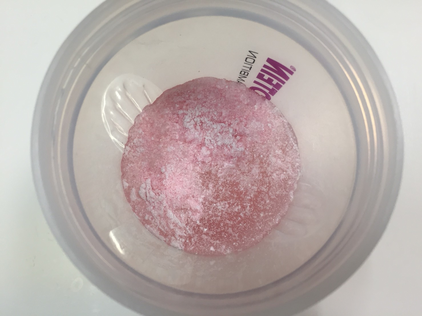 BCAA「ストロベリーライム味(STRAWBERRY LIME FLAVOUR)」を水に溶かした直後の様子