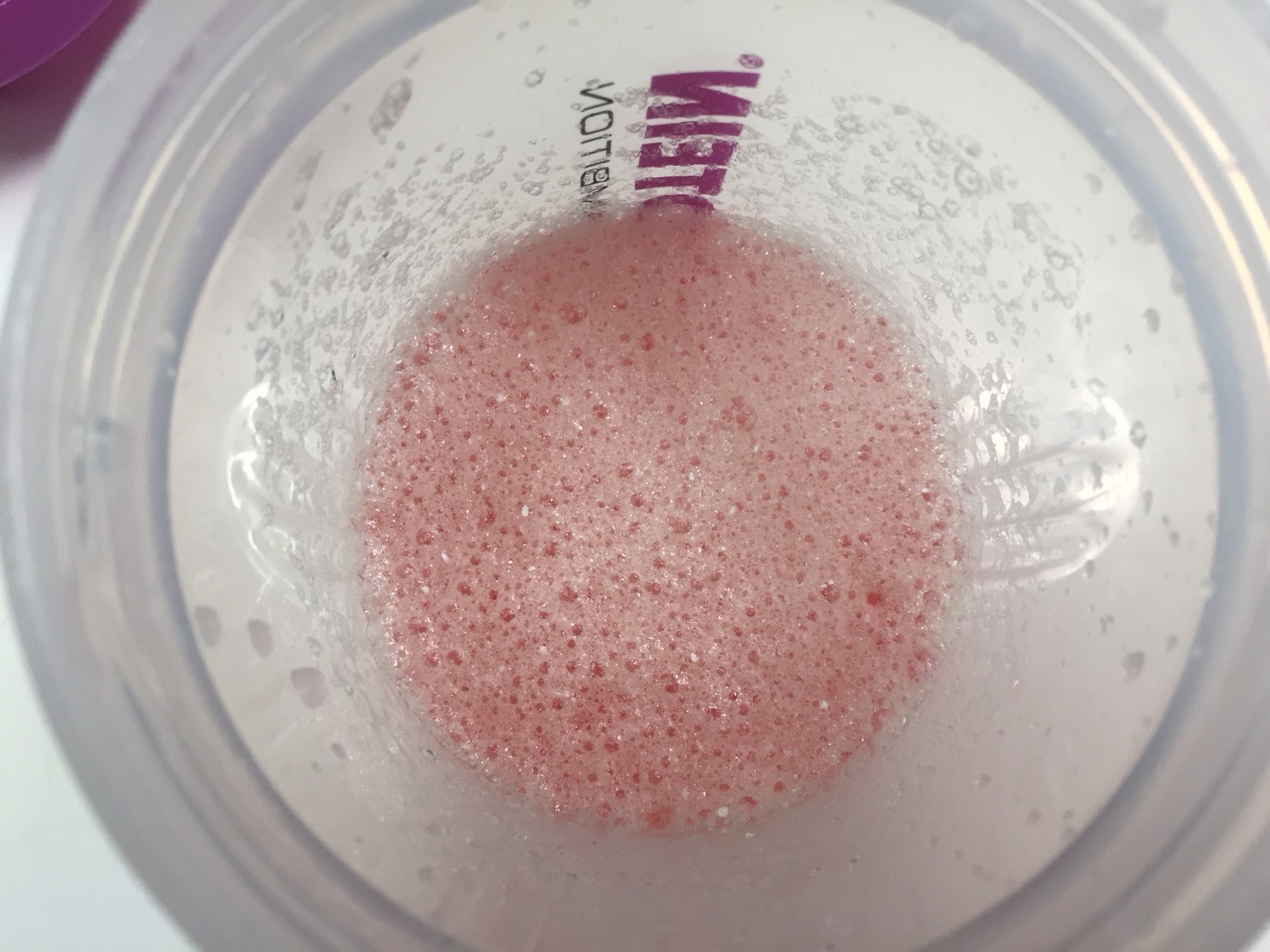 BCAA「ストロベリーライム味(STRAWBERRY LIME FLAVOUR)」をシェイクした直後の様子