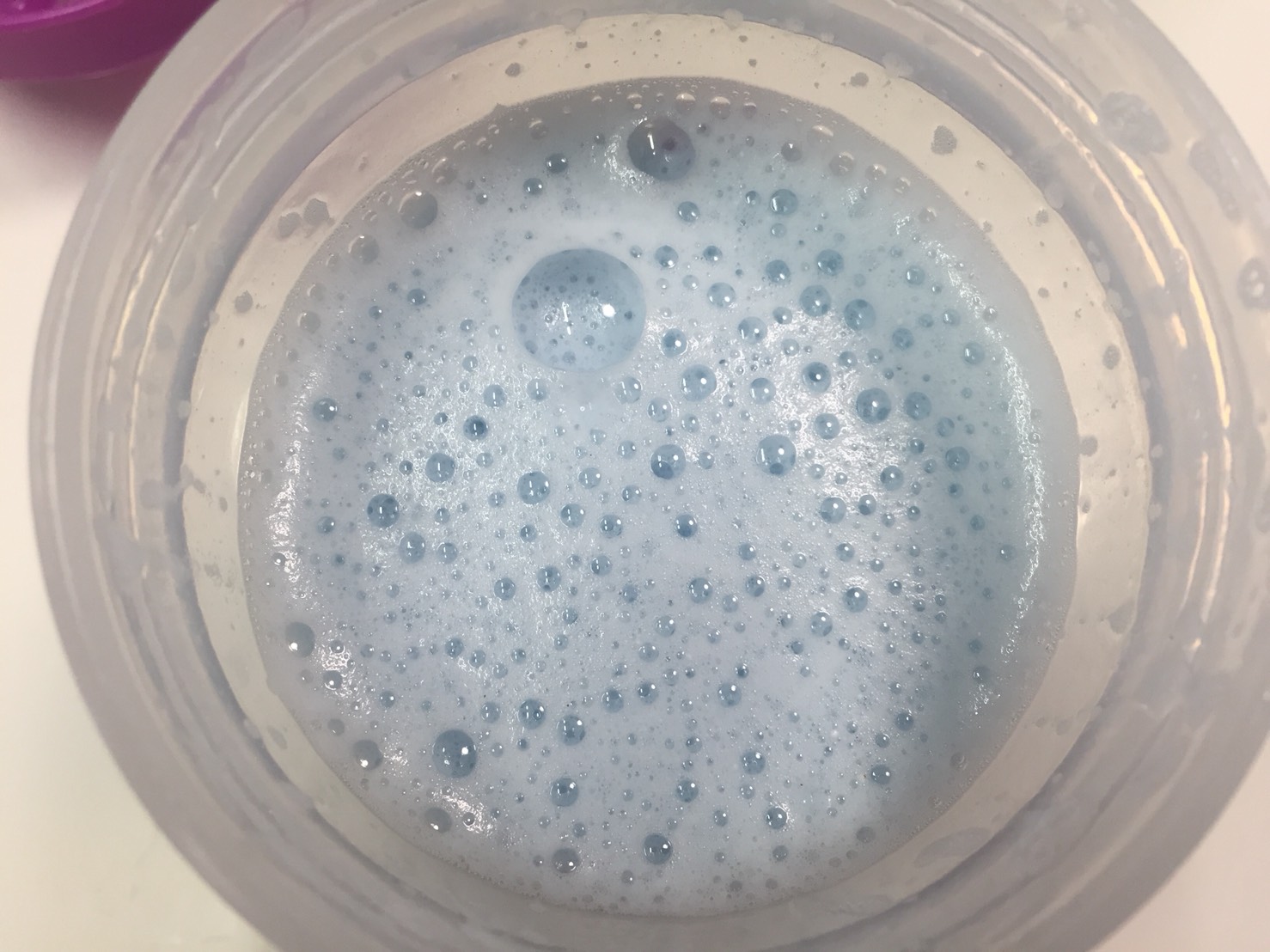 マイプロテインのMYアミノエナジー「BLUE RASPBERRY FLAVOUR(ブルーラズベリー味)」をシェイクした直後の様子がこちら