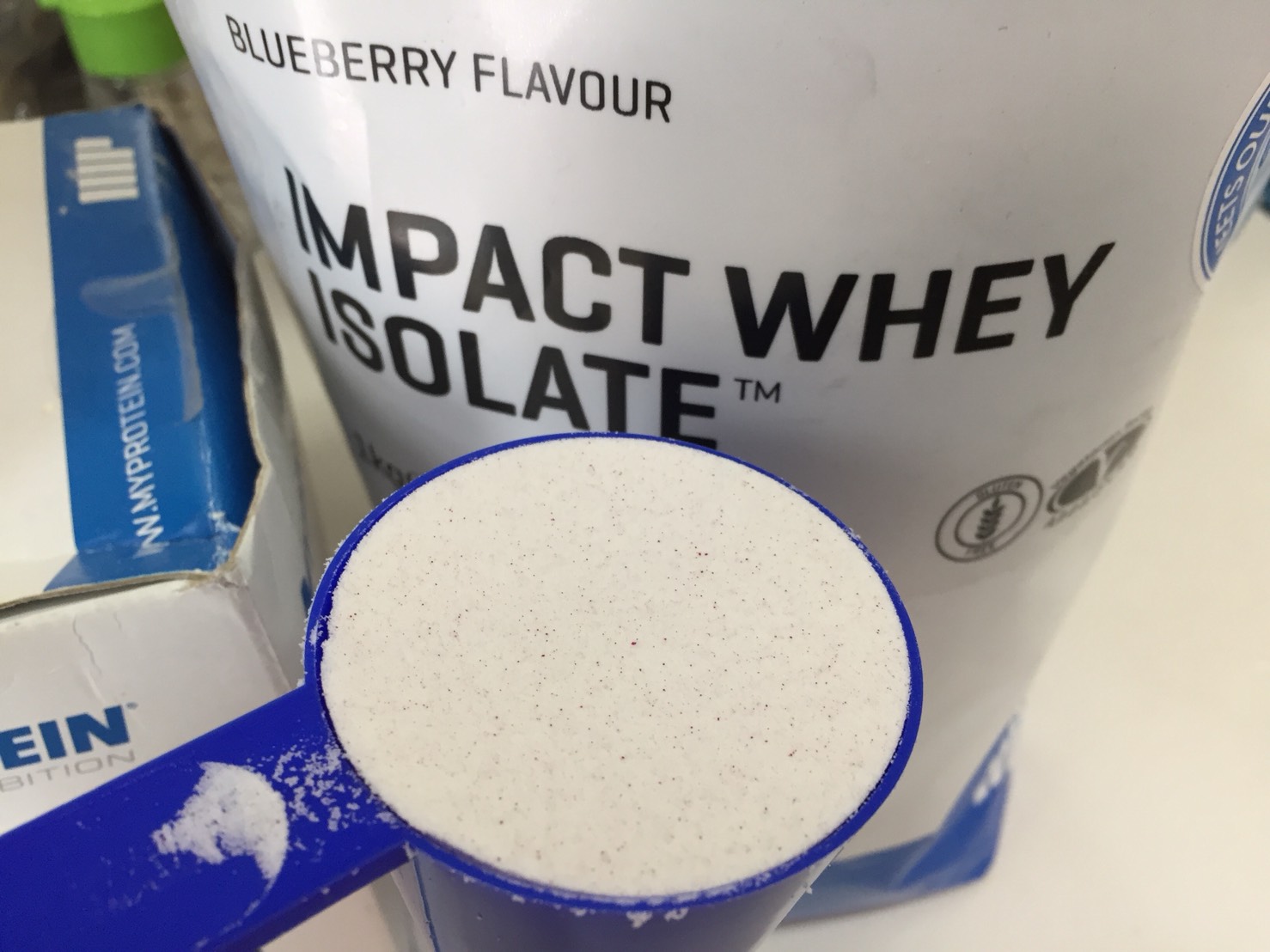 【WPI】Impactホエイアイソレート「BLUEBERRY FLAVOUR(ブルーベリー味)」のスプーン摺り切り一杯