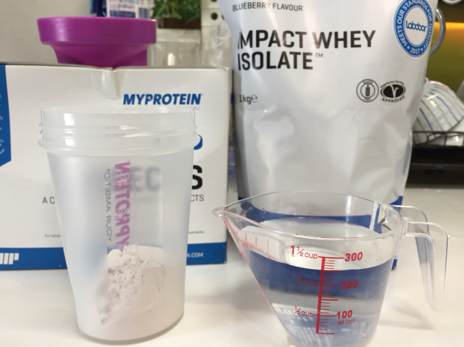 【WPI】Impactホエイアイソレート「BLUEBERRY FLAVOUR(ブルーベリー味)」を250mlの水に溶かしていきます。