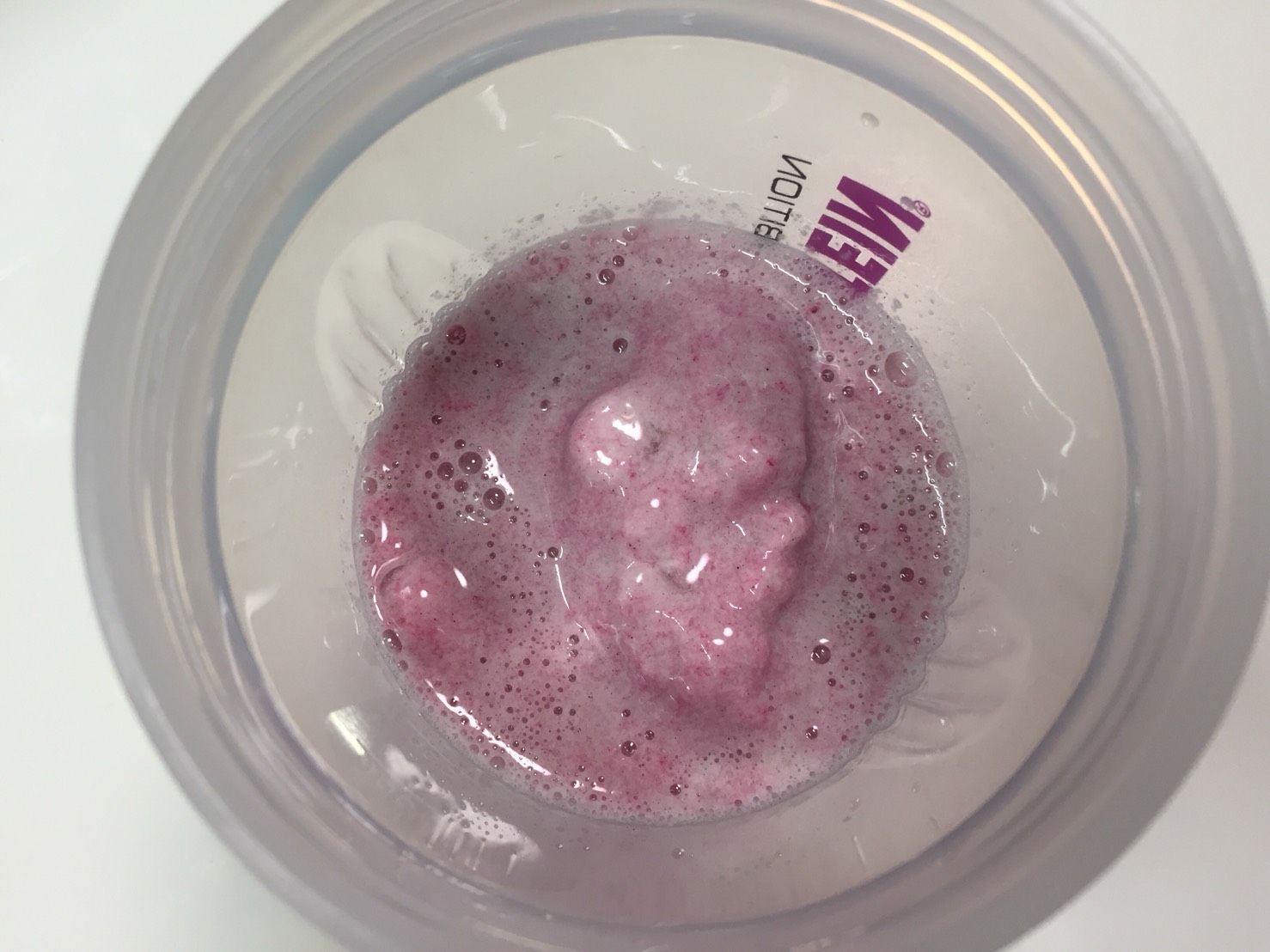 【WPI】Impactホエイアイソレート「BLUEBERRY FLAVOUR(ブルーベリー味)」に水を注いだ直後の様子がこちら