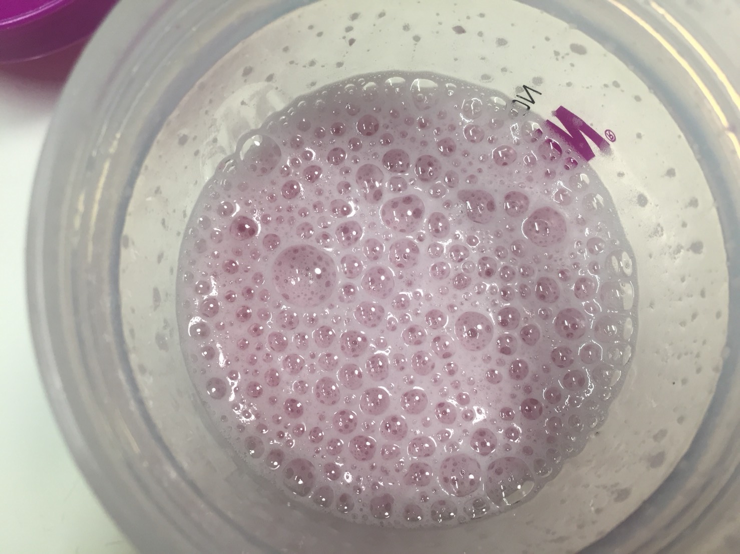 【WPI】Impactホエイアイソレート「BLUEBERRY FLAVOUR(ブルーベリー味)」をシェイクした直後の様子