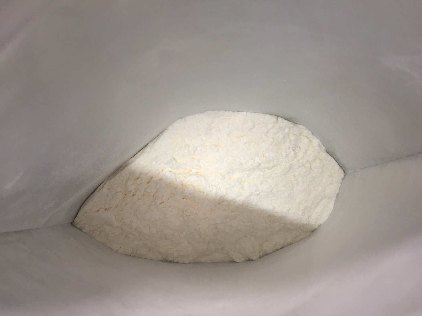 BCAAサマーフレーバー「YUZU(ゆず味)」を開封した様子