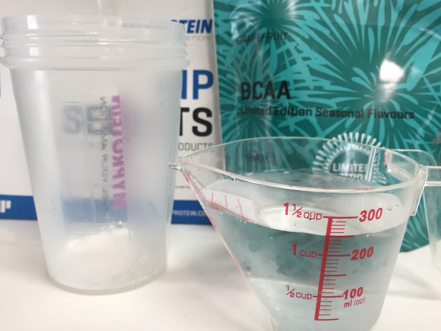 BCAAサマーフレーバー「GRAPEFRUIT(グレープフルーツ味)」を250mlの水に溶かします。