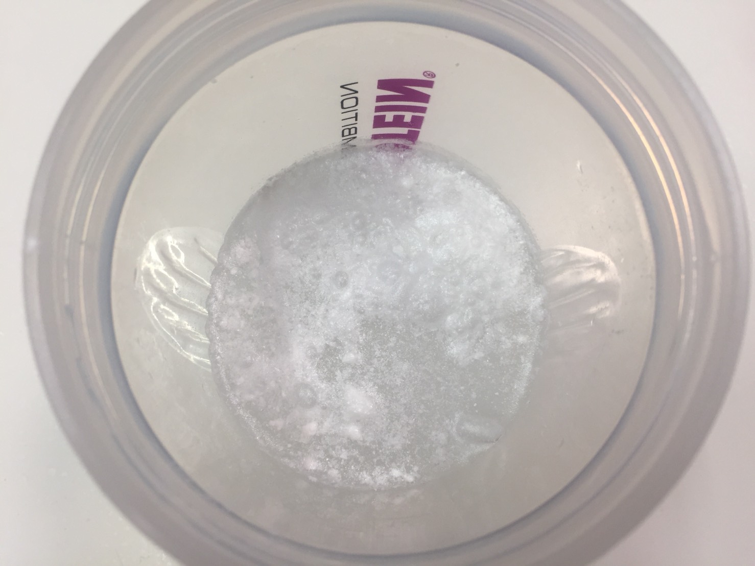 BCAAサマーフレーバー「GRAPEFRUIT(グレープフルーツ味)」に水を注いだ直後の様子