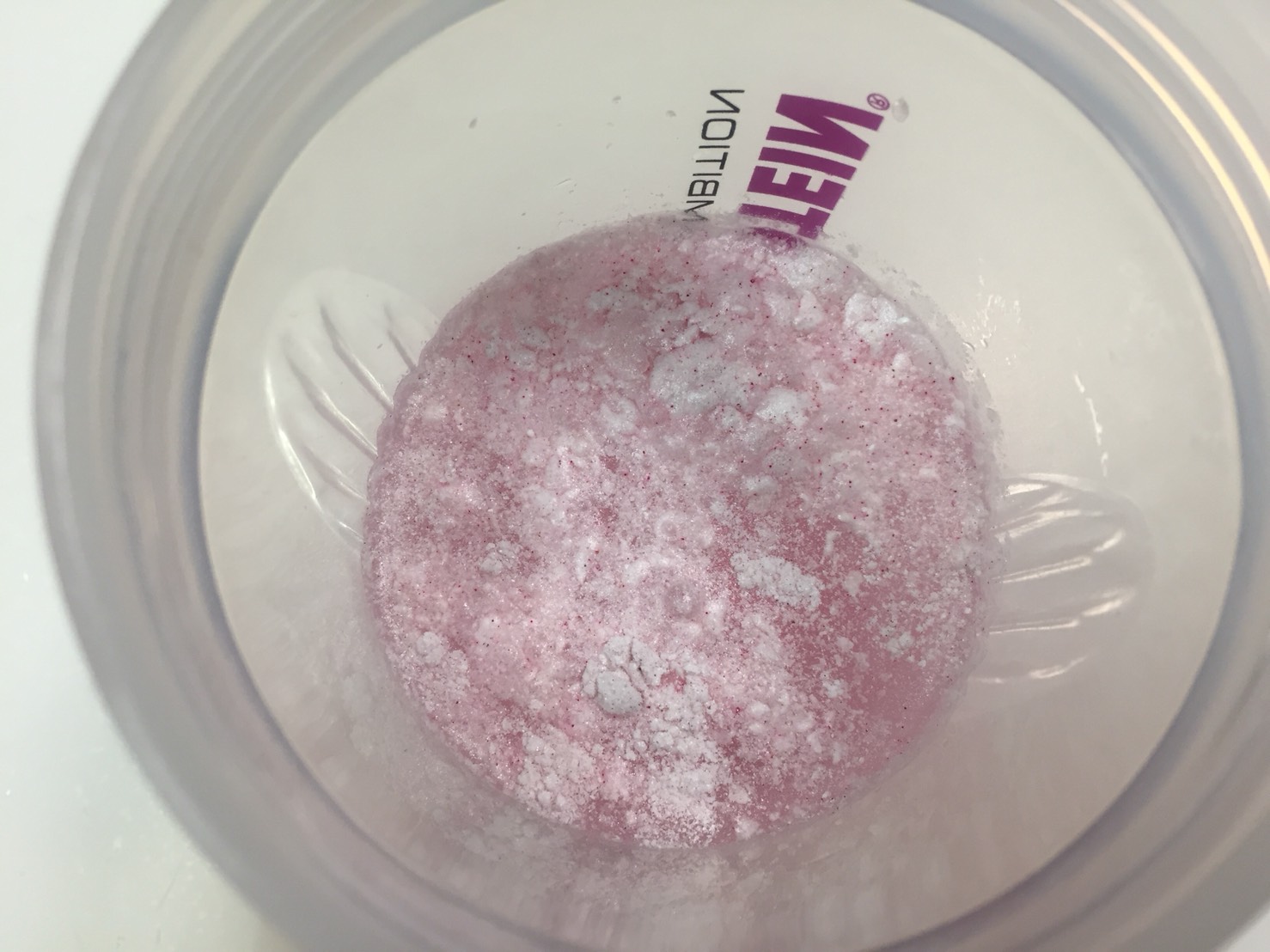 BCAAサマーフレーバー「RED APPLE(レッドアップル味)」に水を注いだ直後の様子