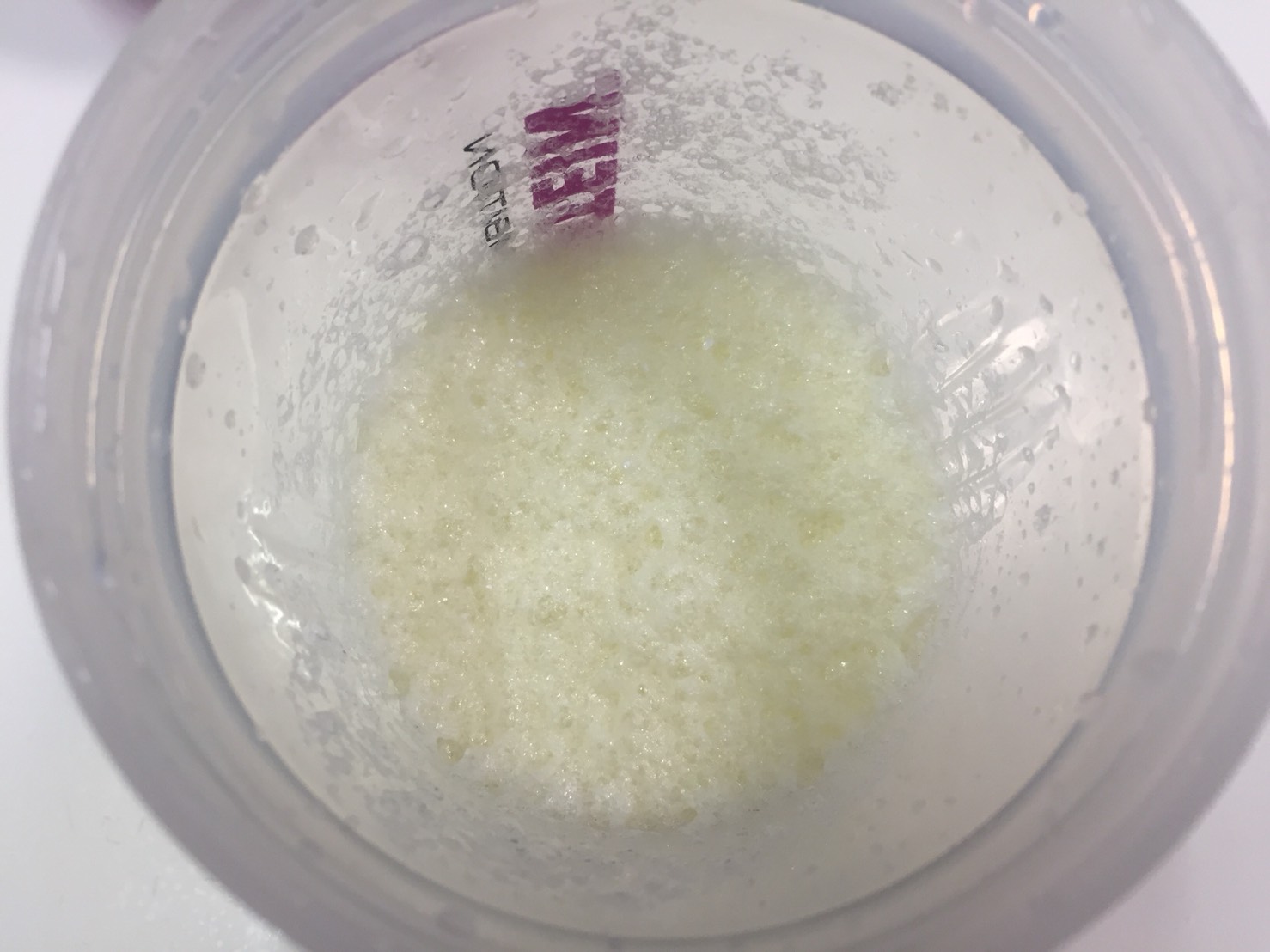BCAAサマーフレーバー「YUZU(ゆず味)」をシェイクした直後の様子