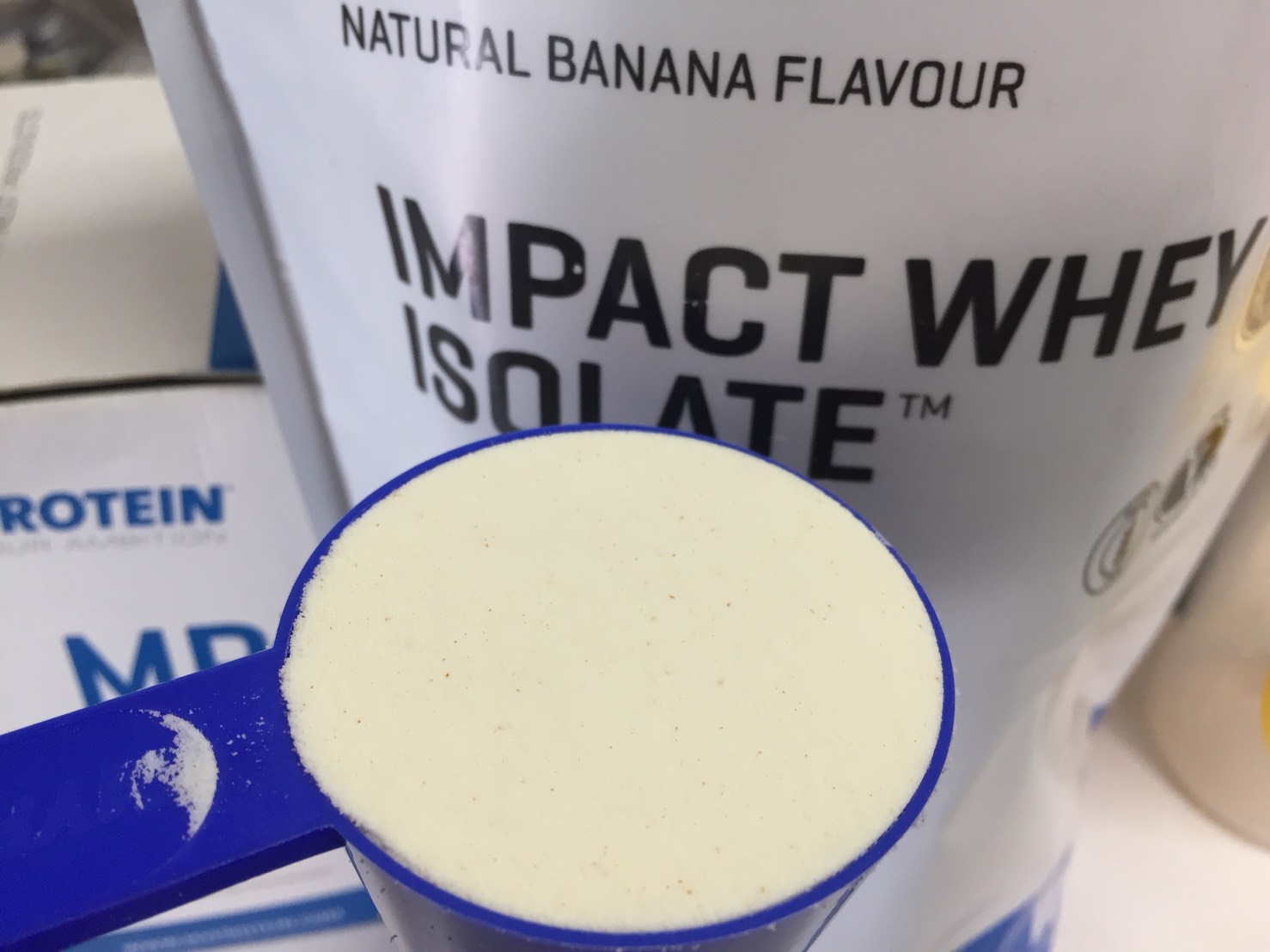 【WPI】Impactホエイアイソレート「NATURAL BANANA FLAVOUR(ナチュラルバナナ味)」のスプーン摺り切り一杯の様子