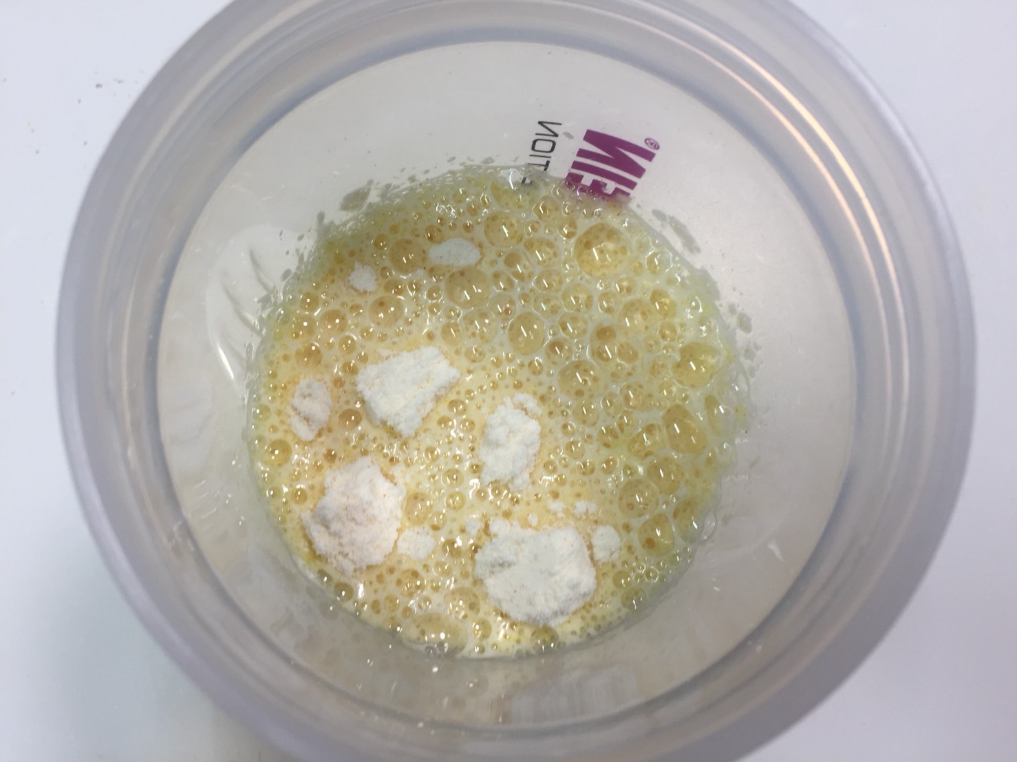 【WPI】Impactホエイアイソレート「NATURAL BANANA FLAVOUR(ナチュラルバナナ味)」に水を注いだ直後の様子