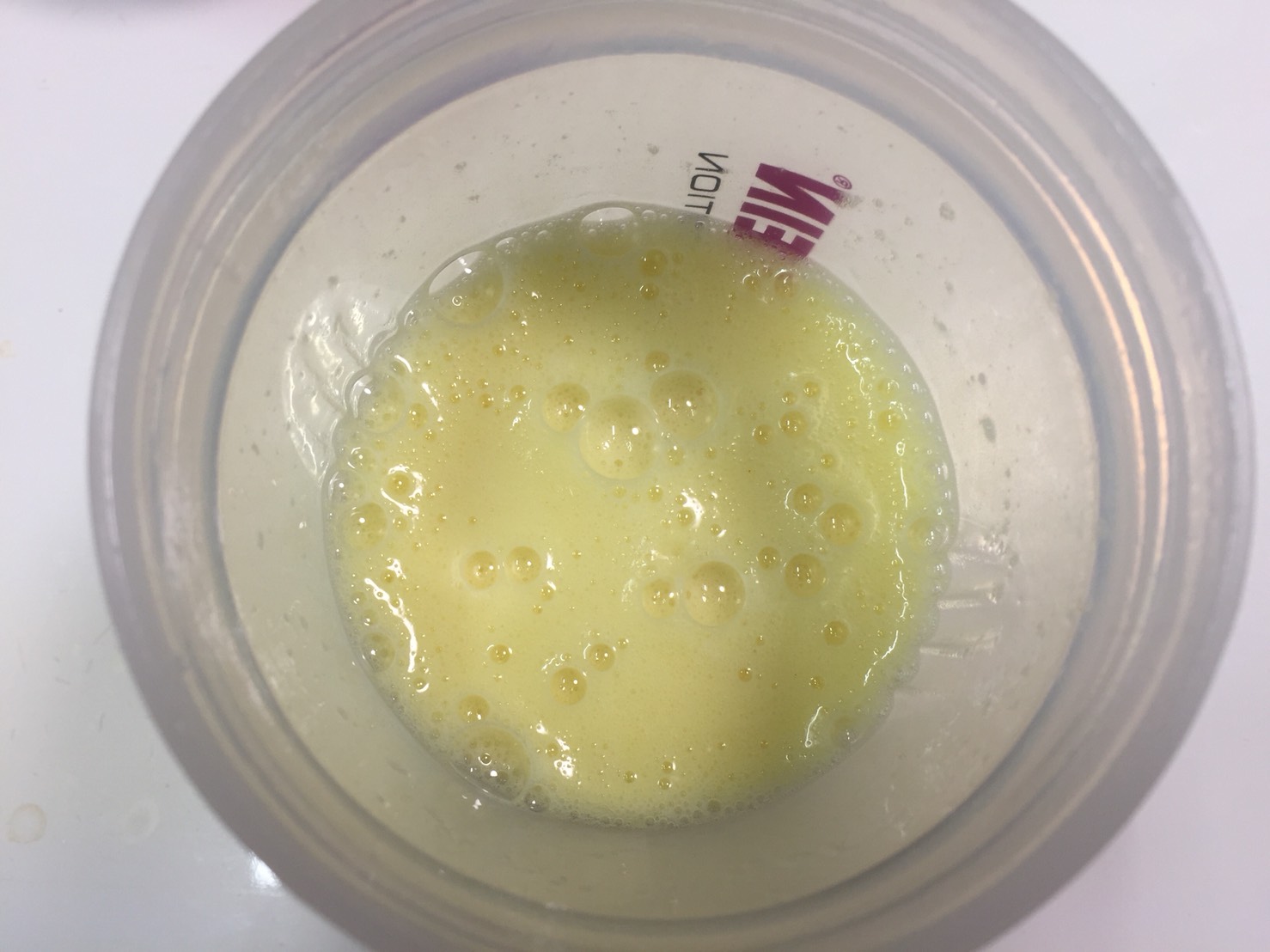 【WPI】Impactホエイアイソレート「NATURAL BANANA FLAVOUR(ナチュラルバナナ味)」をシェイクした直後の様子
