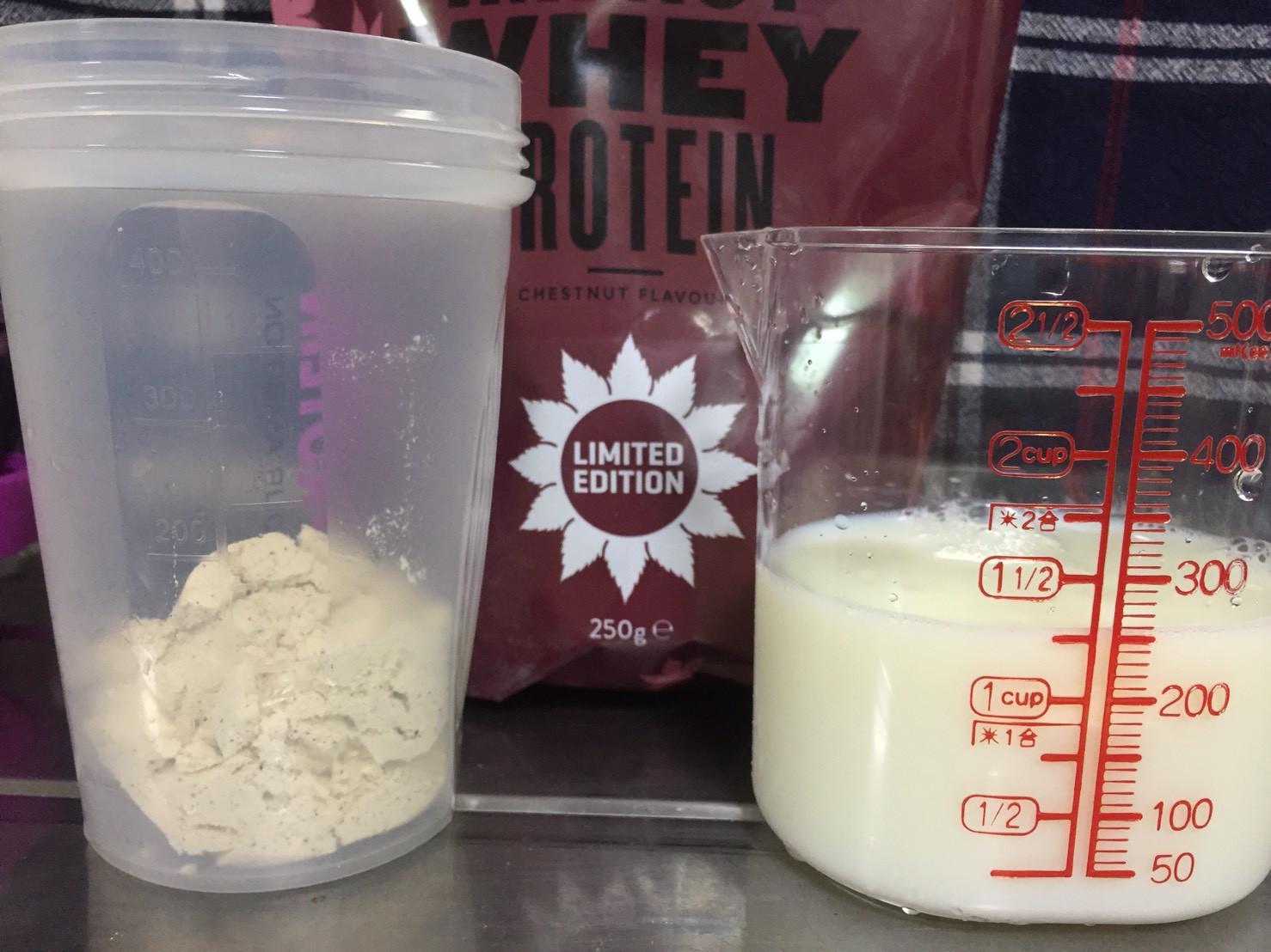 Impactホエイプロテイン「CHESTNUT FALVOUR（チェスナット・マロン・栗味）」を250mlの無脂肪牛乳で溶かします。