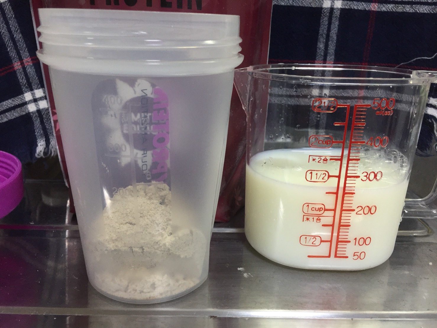 Impactホエイプロテイン「CHESTNUT MILK TEA FALVOUR（マロンミルクティー味）」を250mlの無脂肪牛乳に溶かしていきます。