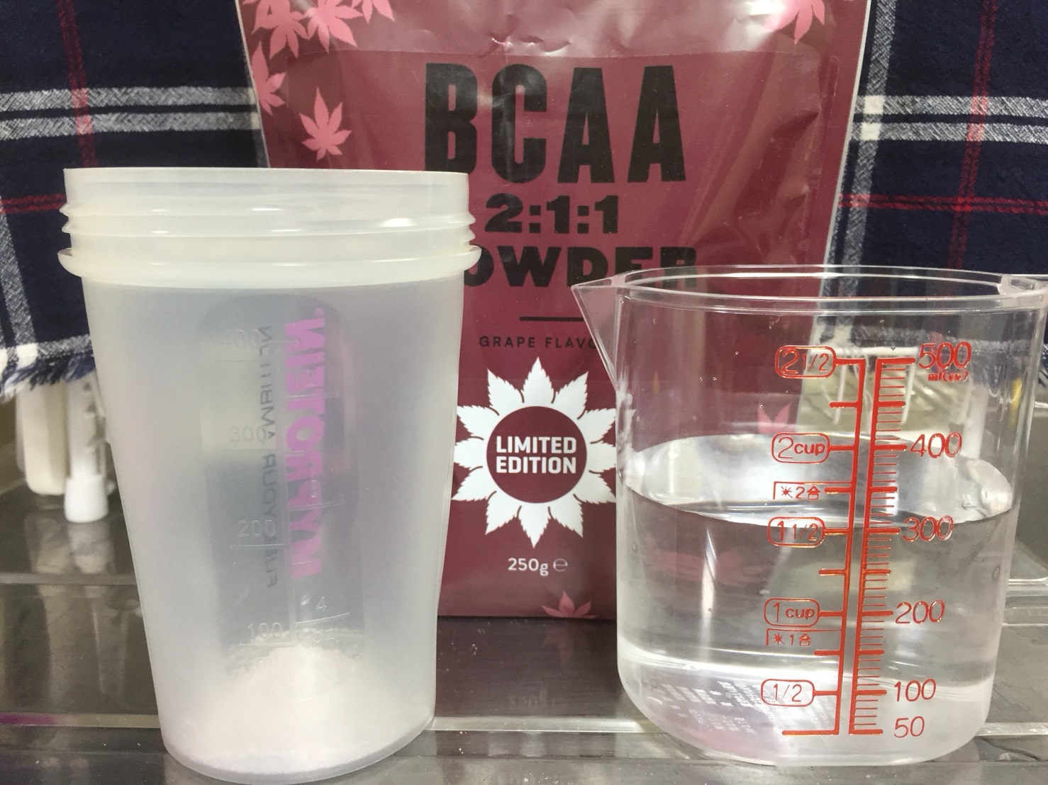 BCAAグレープ味をスプーン摺り切り一杯に対して水300mlに溶かします