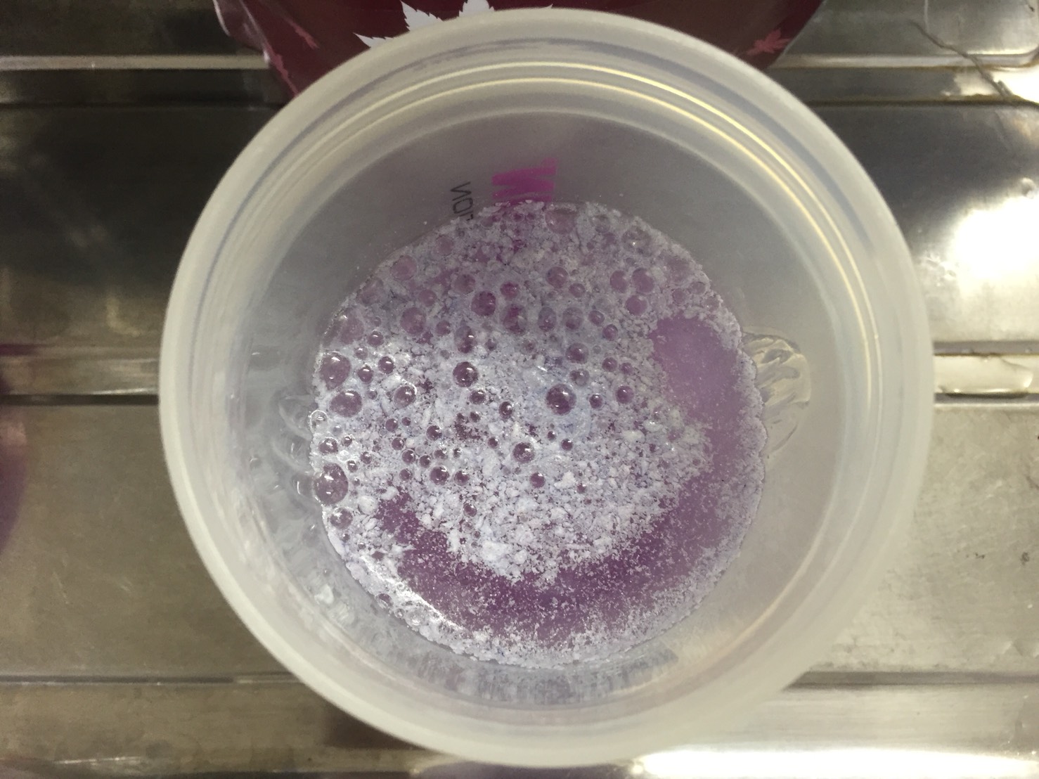 グレープ味に水を注いだ直後の様子
