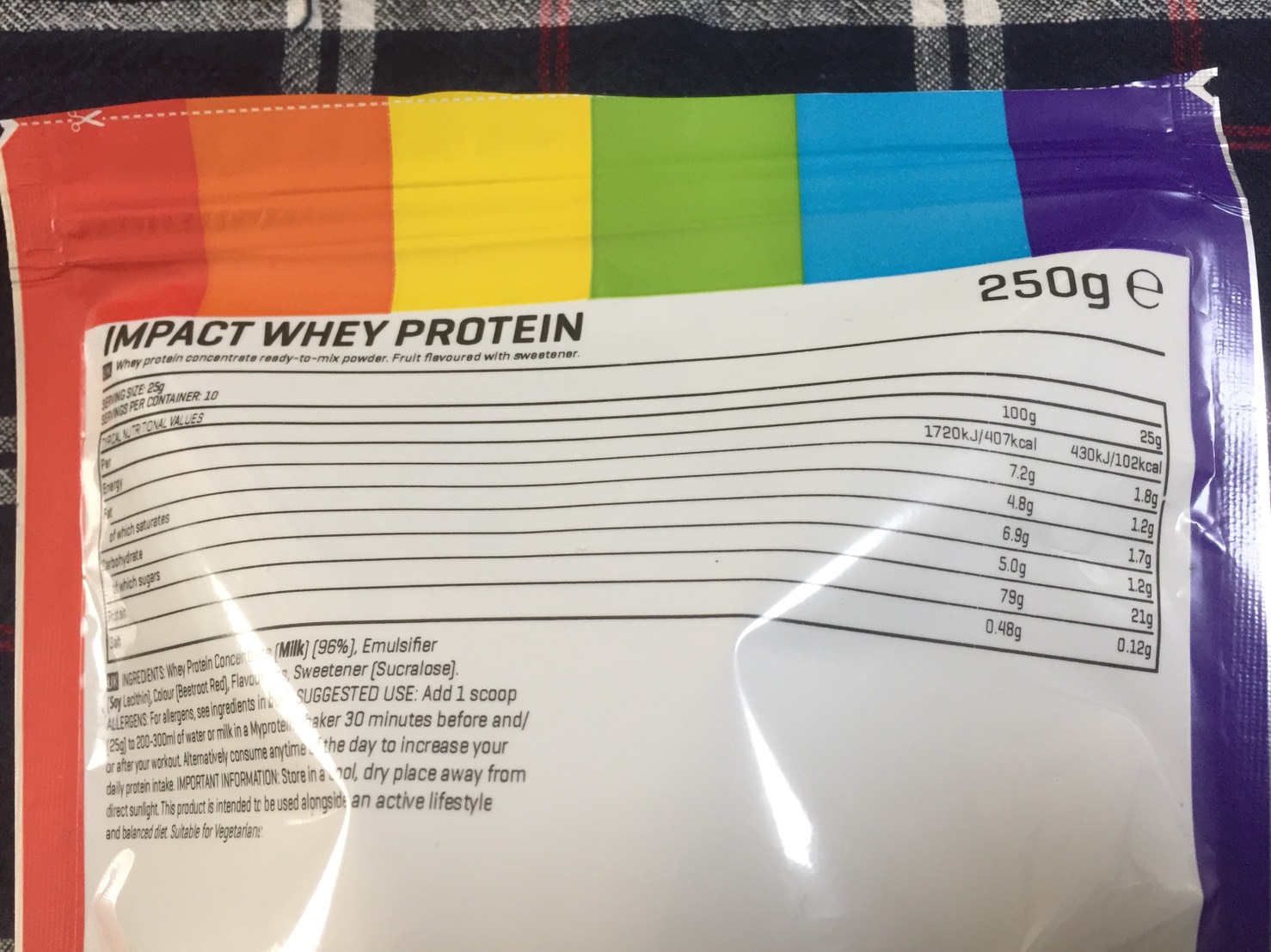 【WPC】Impactホエイプロテイン「レインボー味」の成分表