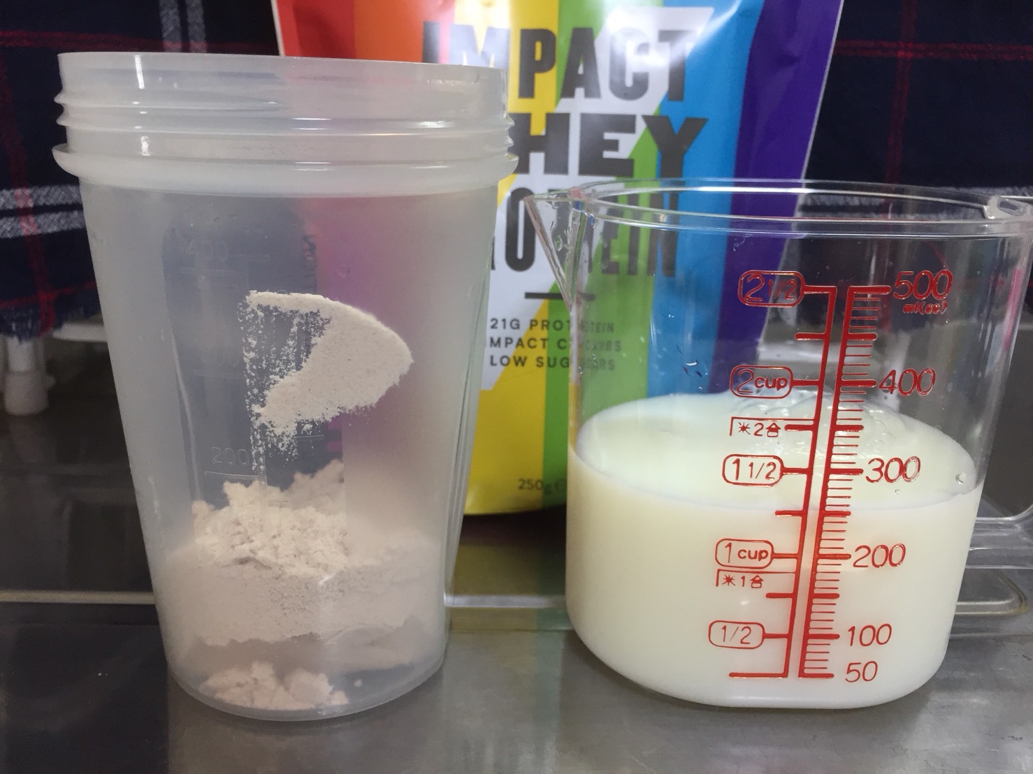 【WPC】Impactホエイプロテイン「レインボー味」を250mlの無脂肪牛乳に溶かします。