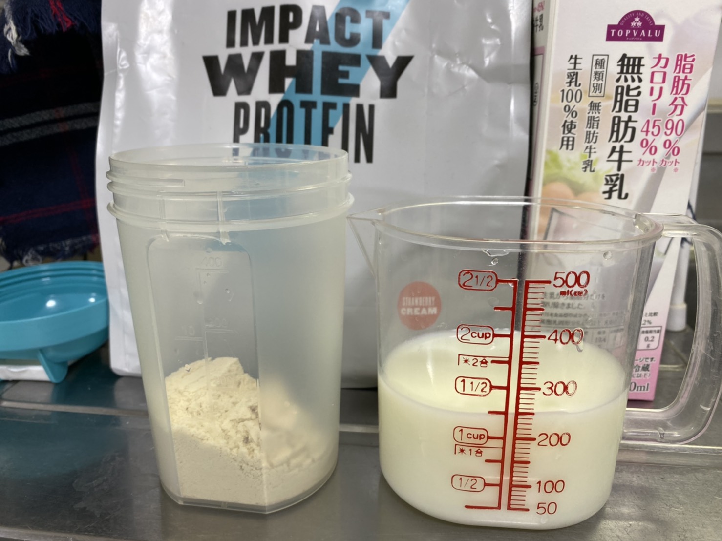 Impactホエイプロテイン：ストロベリークリーム味を250mlの牛乳に溶かす