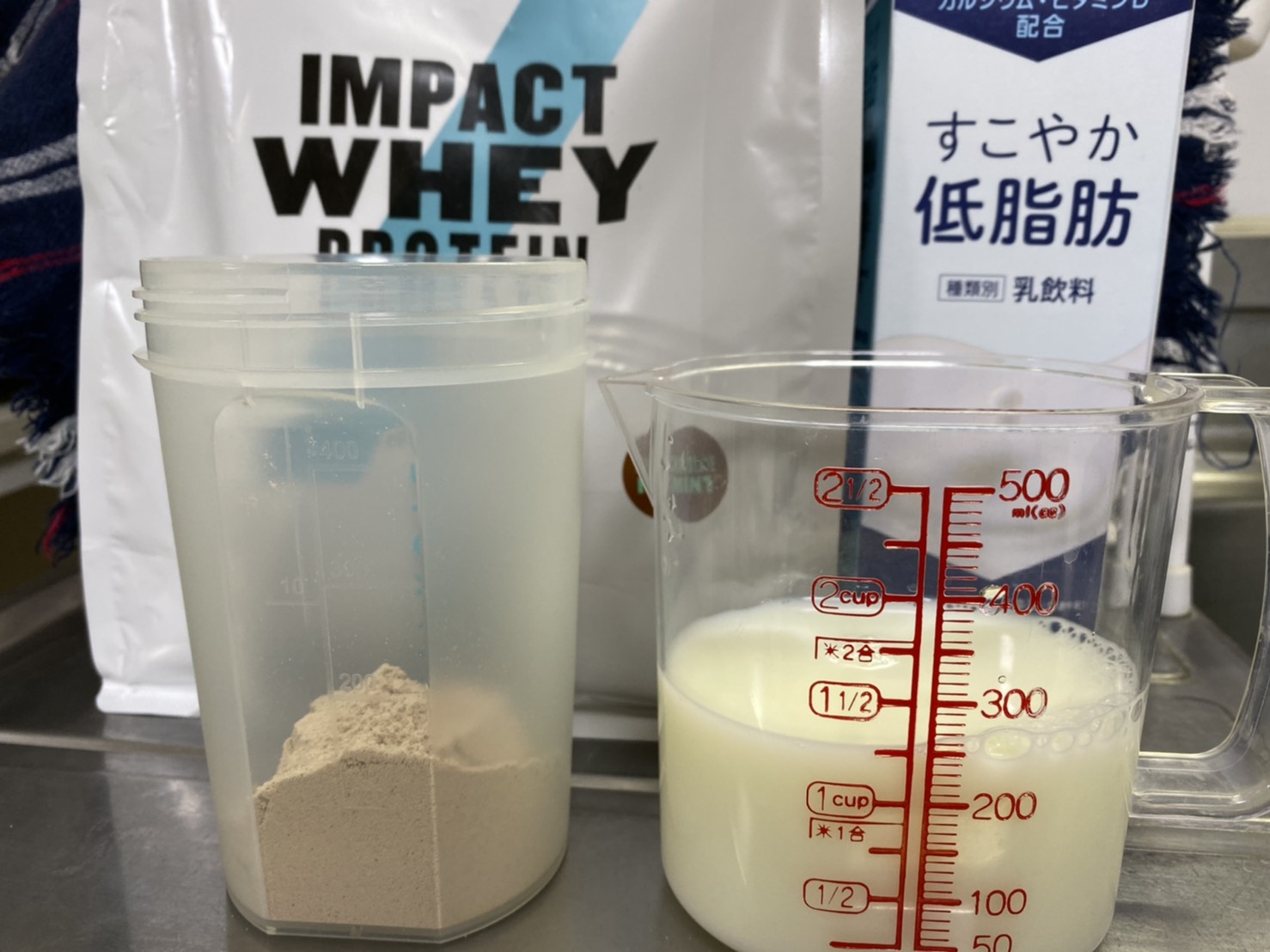 Impactホエイプロテイン：チョコミント味を250mlの低脂肪牛乳で溶かします