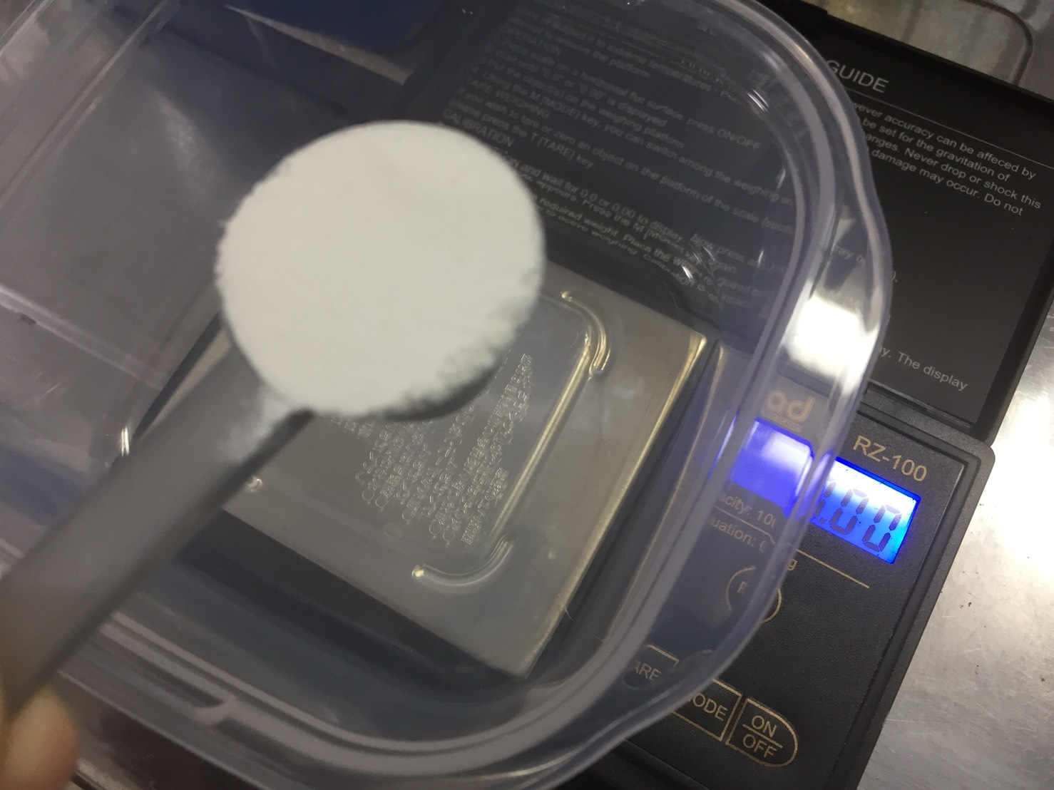 EAA粉末スプーン摺り切り一杯の様子