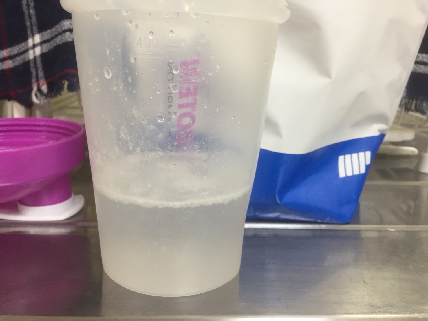 スプーン摺り切り一杯を150mlの水に溶かした様子