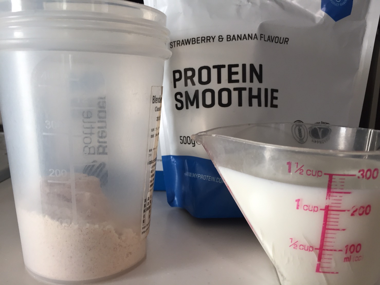 Protein Smoothie（プロテイン・スムージー）「STRAWBERRY ＆ BANANA FLAVOUR（ストロベリー＆バナナ味）」を250mlの牛乳に溶かします。