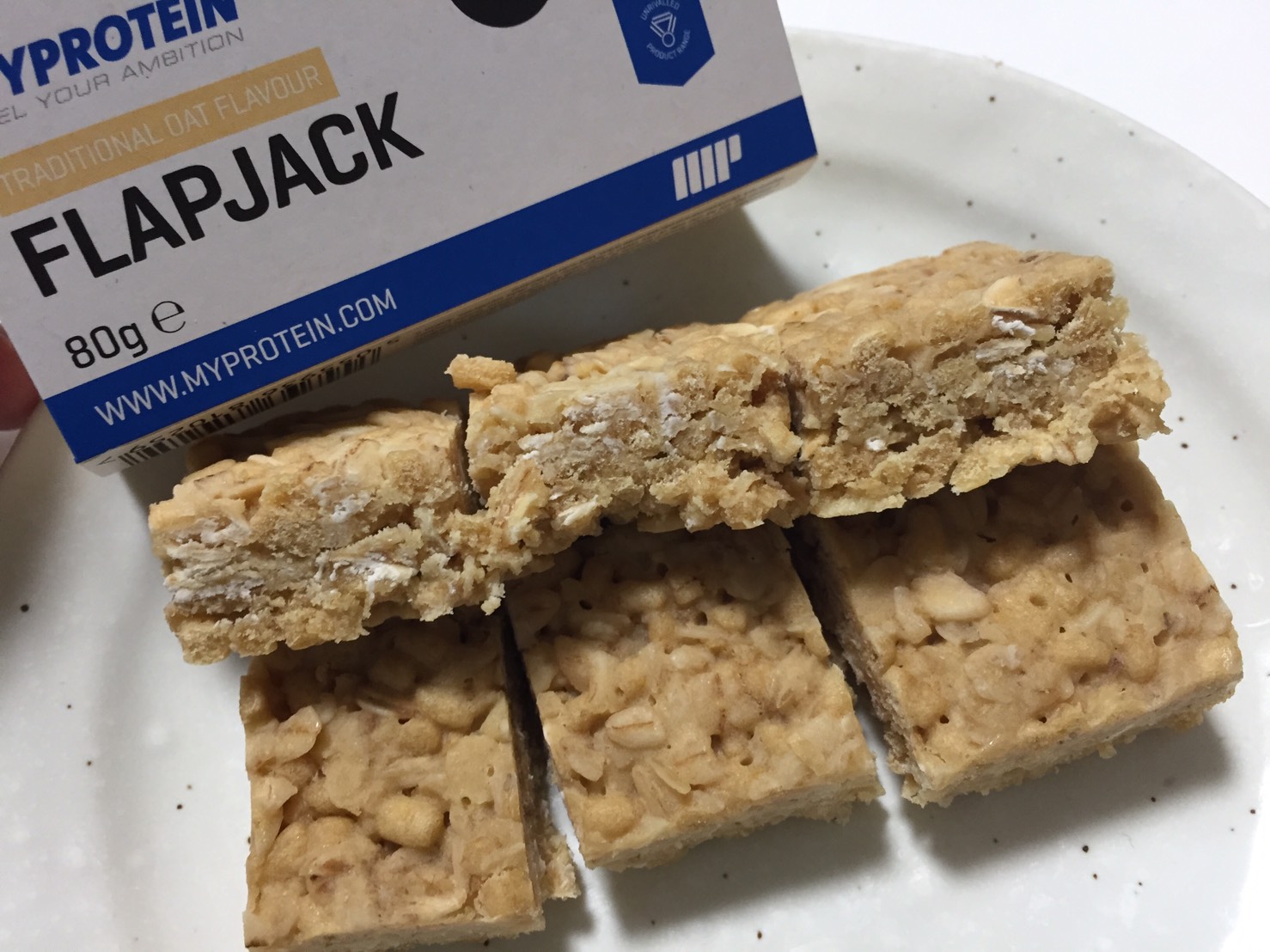 プロテインフラップジャック「TRADITONAL OAT FLAVOUR(オーツ麦味)」の断面の様子