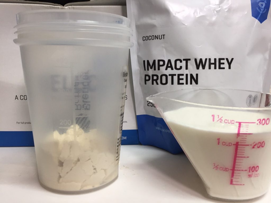 【WPC】Impactホエイプロテイン「COCONUT（ココナッツ味）」を250mlの牛乳に溶かします。