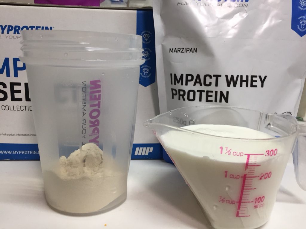 【WPC】Impactホエイプロテイン「MARZIPAN（マジパン味・マルチパン味）」を250mlの牛乳に溶かします。