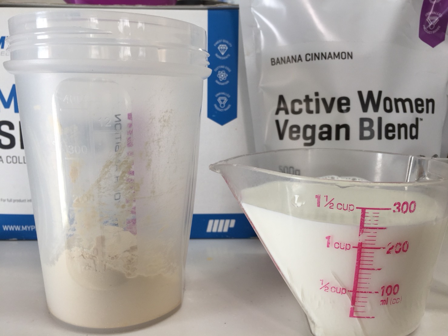 Active Women Vegan Blend（アクティブウーマンビーガンブレンド）「BANANA CINNAMON（バナナシナモン味）」を250mlの牛乳に溶かします