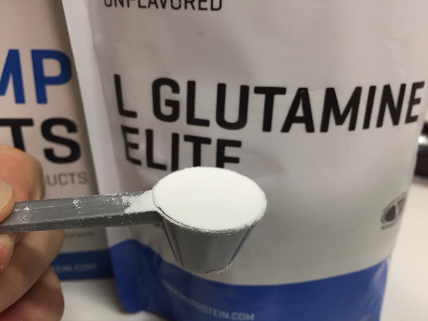 マイプロテイン「L-GLUTAMINE ELITE(グルタミンエリート)」の様子