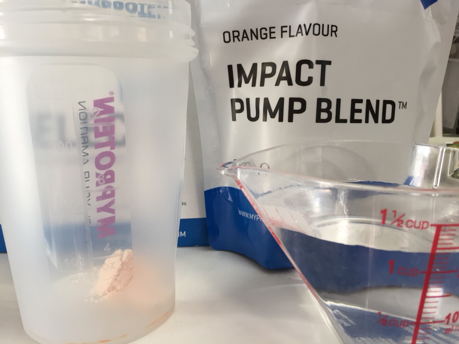IMPACTパンプブレンド「ORANGE FLAVOUR(オレンジ味)」を250mlの水に溶かします