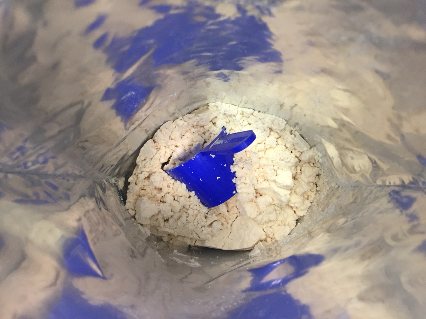 【WPC】Impactホエイプロテイン「ORANGE CREAM FLAVOUR(オレンジクリーム味)」を開封した様子