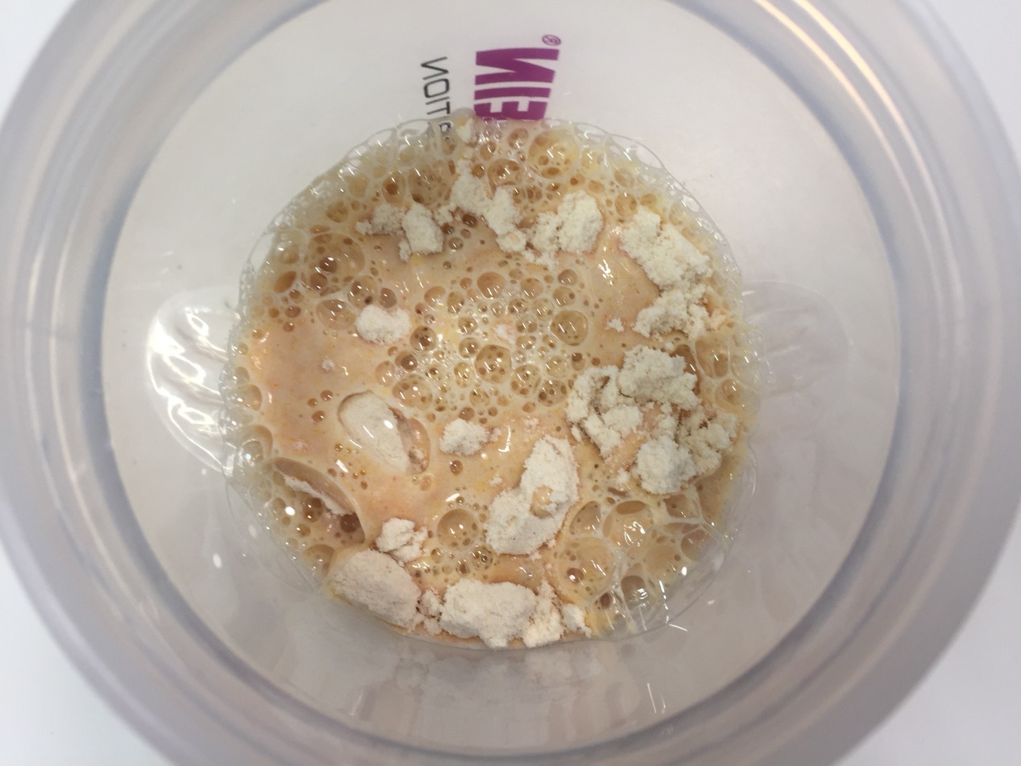 【WPC】Impactホエイプロテイン「ORANGE CREAM FLAVOUR(オレンジクリーム味)」に水を注いだ直後の様子