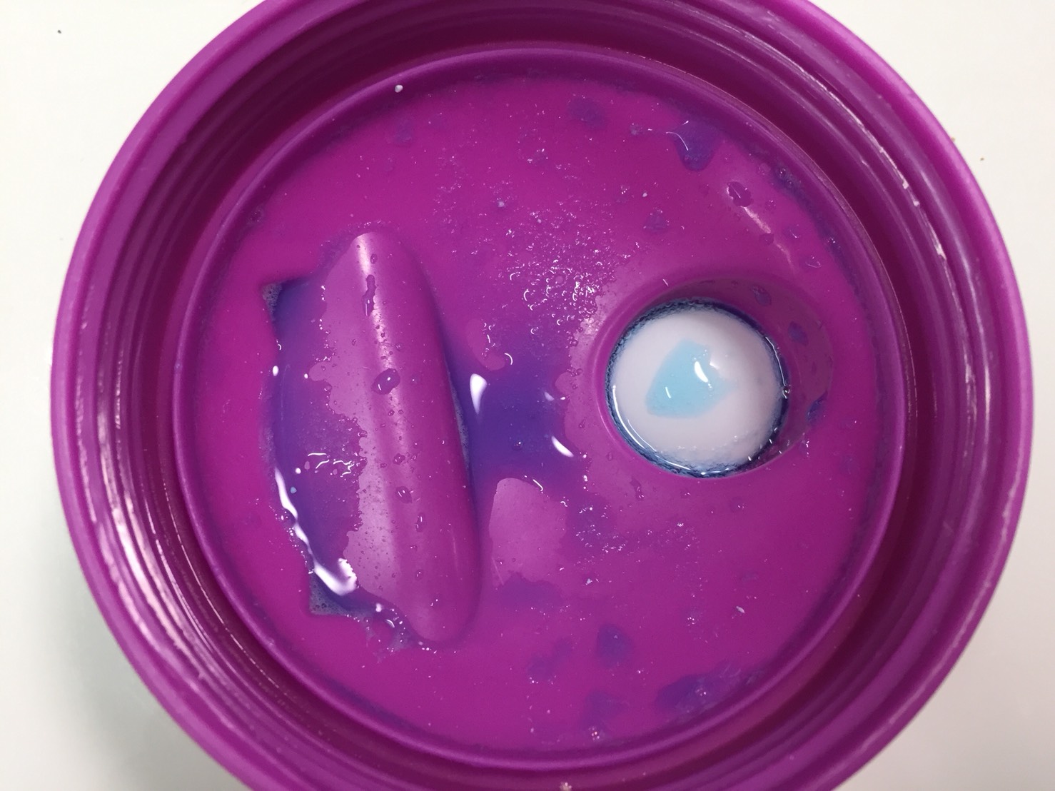 MYPRE(マイプレ)「Blue Raspberry Flavour(ブルーラズベリー味)」をシェイクした直後の様子。蓋側